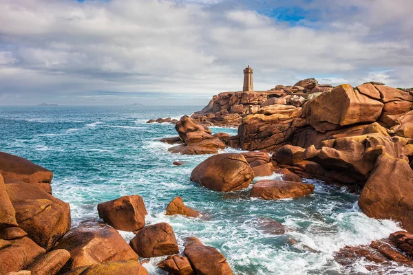 Atlantische Oceaan Kust Met Vuurtoren Bretagne Bij Ploumanac Frankrijk — Stockfoto