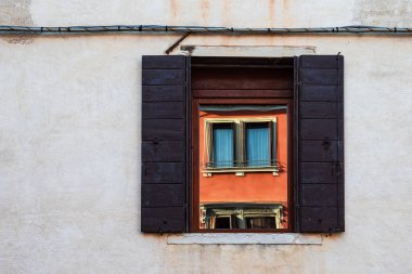 İtalya, Venedik 'te tarihi bir pencerenin aynası..
