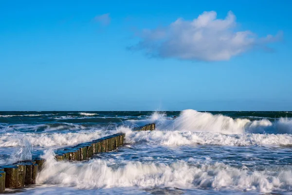 Groynes Bord Mer Baltique Par Une Journée Orageuse — Photo