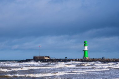 Almanya 'nın Warnemuende kentinde Baltık Denizi kıyısında bir köstebek..