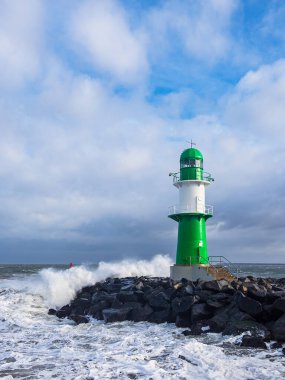 Almanya 'nın Warnemuende kentinde Eunice fırtınası sırasında Baltık Denizi kıyısındaki köstebek..