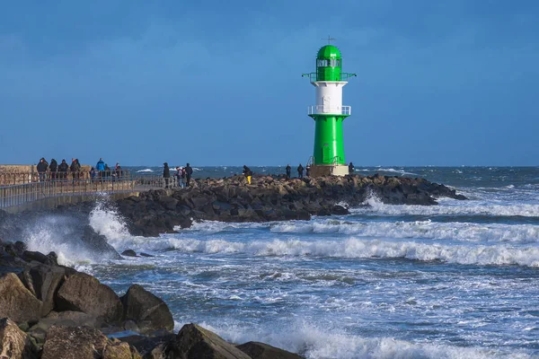 Almanya Nın Warnemuende Kentinde Eunice Fırtınası Sırasında Baltık Denizi Kıyısındaki — Stok fotoğraf