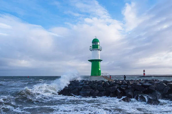 Almanya Nın Warnemuende Kentinde Eunice Fırtınası Sırasında Baltık Denizi Kıyısındaki — Stok fotoğraf