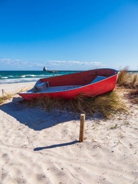 Zingst, Almanya 'da Baltık Denizi kıyısında balıkçı teknesi.