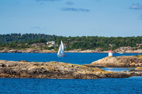 Faro Barca Vela Sull Isola Dell Arcipelago Merdo Norvegia — Foto Stock