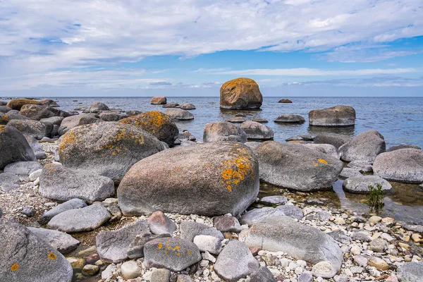 瑞典奥兰岛上波罗的海海岸上的石头 — 图库照片