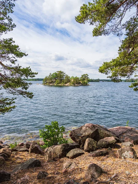 スウェーデンのフィゲホルム近くの岩や木の風景 — ストック写真