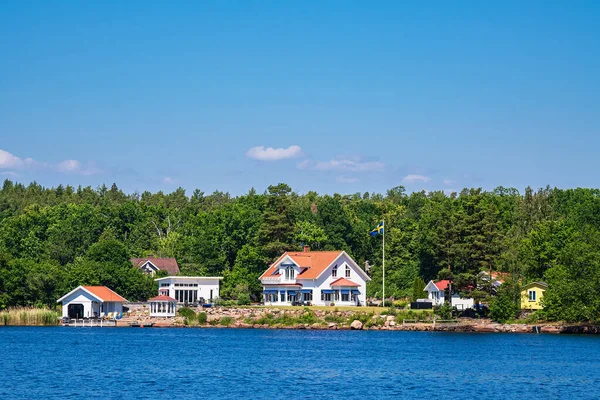 Landschap Met Bomen Huizen Het Eiland Uvo Zweden — Stockfoto