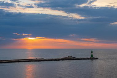 Almanya 'nın Warnemuende kentinde Baltık Denizi kıyısında bir köstebek..