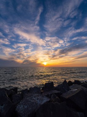 Baltık Denizi, Almanya 'nın Saklı Adası' nda gün batımıyla.