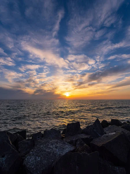 Baltık Denizi, Almanya 'nın Saklı Adası' nda gün batımıyla.