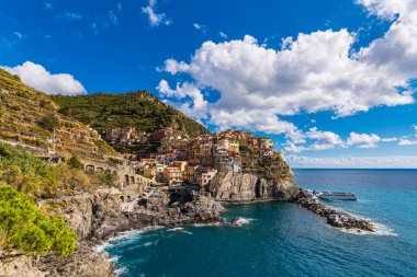 İtalya 'da Akdeniz kıyısındaki Manarola köyüne bakın..