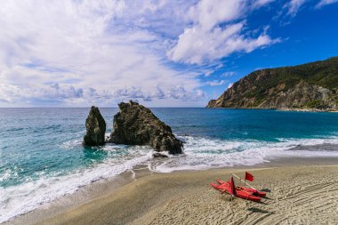 İtalya 'da Akdeniz kıyısındaki Monterosso al Mare köyü yakınlarındaki sahil..