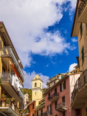 İtalya 'da Akdeniz kıyısındaki Manarola köyündeki tarihi binalar.