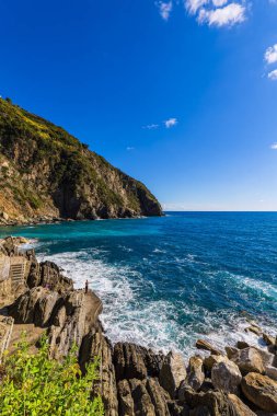 İtalya 'nın Riomaggiore kentinde Akdeniz kıyısında.