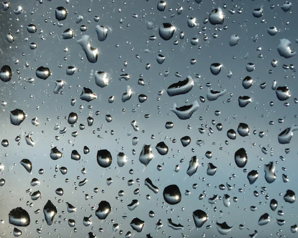 Дождь на стекле — стоковое фото