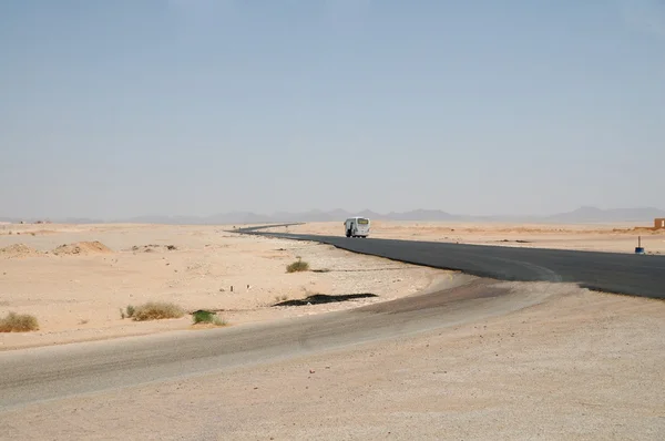 Autobús en el camino del desierto —  Fotos de Stock