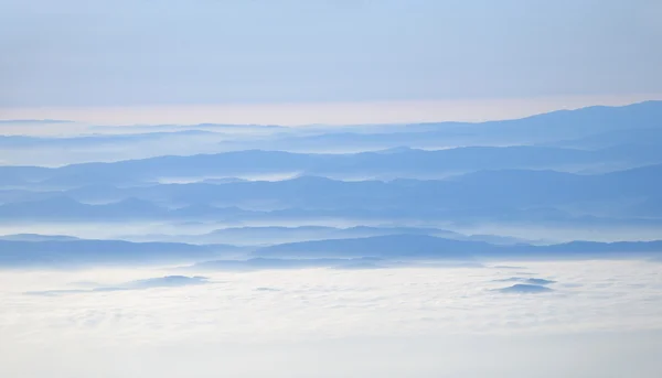 Flygfoto över bergen i moln — Stockfoto