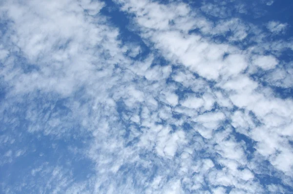 Hemel met pluizige wolken — Stockfoto