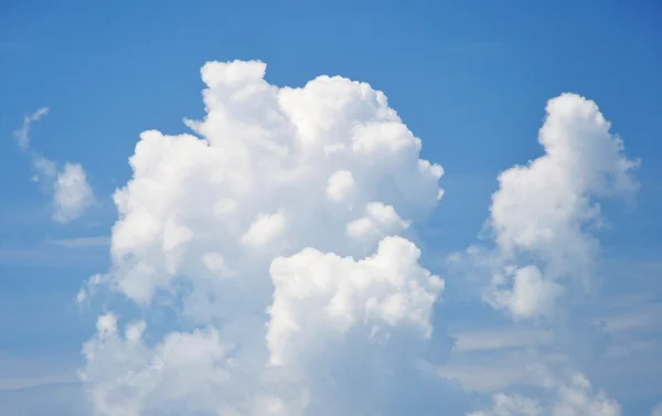空にふわふわの雲 — ストック写真