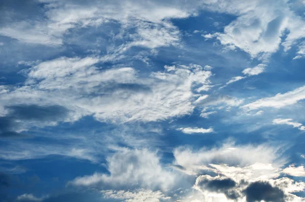 Himmel med fluffiga och spindrift moln — Stockfoto