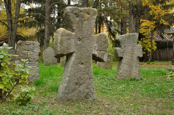 Croci di pietra vecchie su un cimitero — Foto Stock