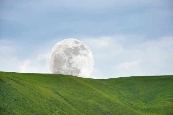 Luna sopra il pendio verde — Foto Stock