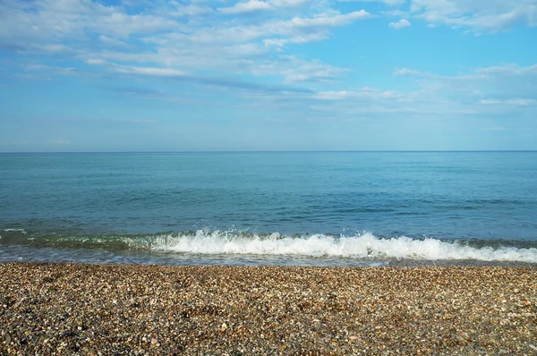 Tenang laut dengan pantai kerikil — Stok Foto