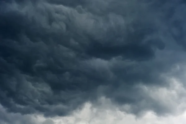 Dunkle Wolken am Himmel — Stockfoto