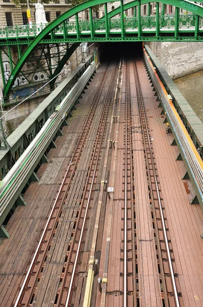 Puente de tren sobre un canal y debajo de un puente en Viena —  Fotos de Stock