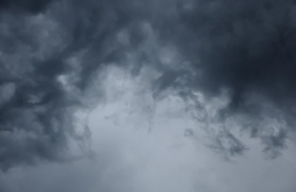 Dunkle Wolken vor dem Regen — Stockfoto