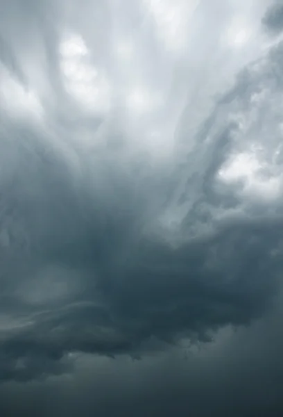 Beeindruckende graue Wolken am Himmel — Stockfoto