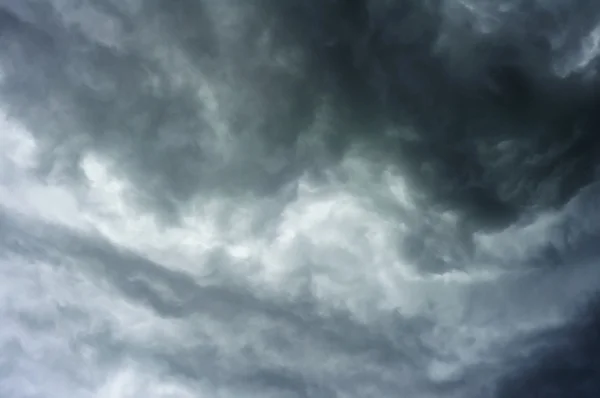 Yağmur önce etkileyici gri bulut — Stok fotoğraf