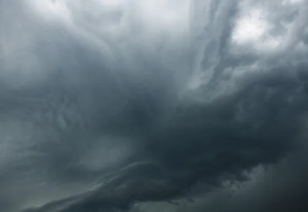 Импрессивное серое облако перед дождем — стоковое фото