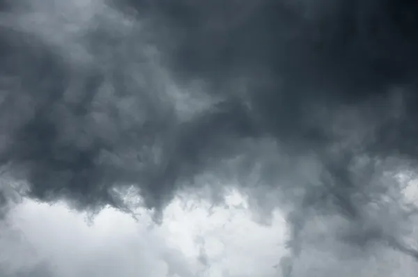 Etkileyici gri bulutlar gökyüzünde — Stok fotoğraf