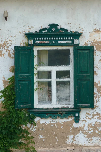乌克兰部分地区典型风格的开着木制百叶窗的旧墙壁和窗户 — 图库照片