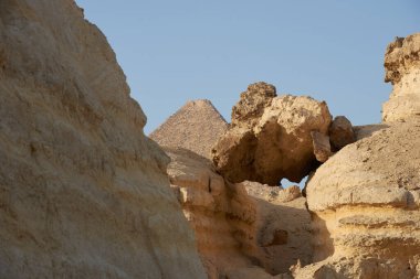 Büyük Giza Piramidi (Khufu Piramidi veya Khufu Piramidi olarak da bilinir) en eski ve en büyük piramittir. Çevredeki tepelerden manzara.