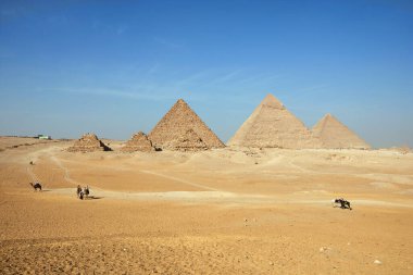 Giza piramit kompleksi, Mısır 'daki Giza Platosu' nda Büyük Giza Piramidi, Khafre Piramidi, Menkaure Piramidi ve Queens Piramidi de dahil olmak üzere Giza Necropolis olarak da bilinir.