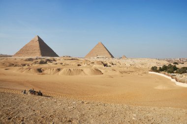 Cheops ve Khafre Piramitlerinin görüntüsü uzaklık oluşturur   