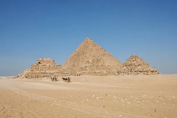 Wózki Konne Pobliżu Piramid Gizie Menkaure Piramidy Queens Widoczne Pustyni — Zdjęcie stockowe