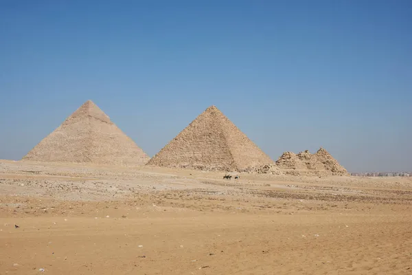 Вид Кюре Менкауре Пирамиды Квинс Пустыни Несколько Всадников Кадре — стоковое фото