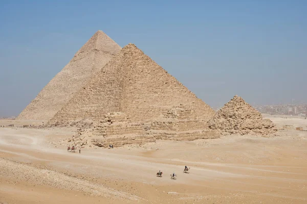 Вид Кюре Менкауре Пирамиды Квинс Пустыни Несколько Всадников Конях Верблюдах — стоковое фото