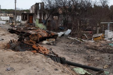 Ukrayna 'nın Kyiv bölgesinde yanmış Rus T-72 tankı