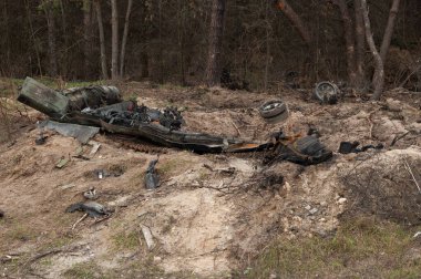 Ukrayna 'nın Kyiv bölgesinde yanmış Rus T-72 tankı