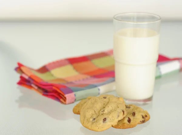 Galletas recién horneadas y leche — Foto de Stock