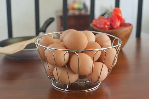 Verse eieren in een mand — Stockfoto