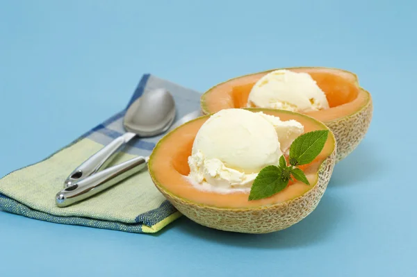 Cantaloupemelon och glass — Stockfoto