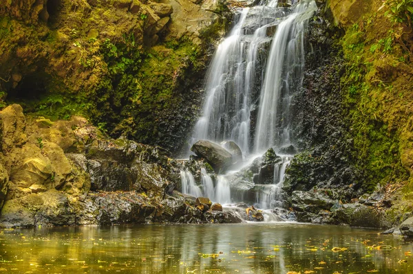 Cascada pequeña cascada — Foto de Stock