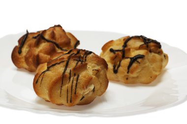 Beyaz tabak içinde üç pasta