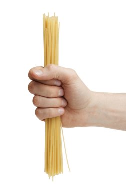 bir avuç dolusu spagetti tutan adam